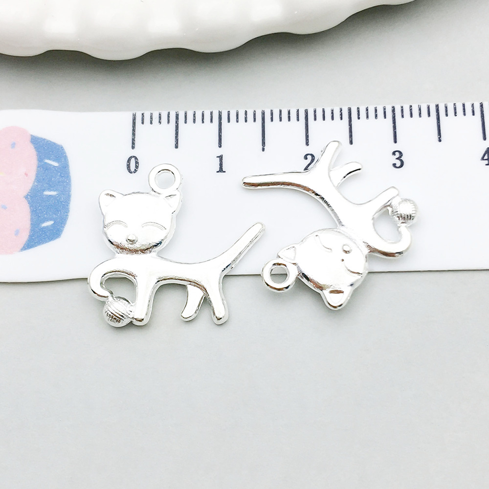 1 bright silver playing ball cat 18*20mm-1.4g-2064