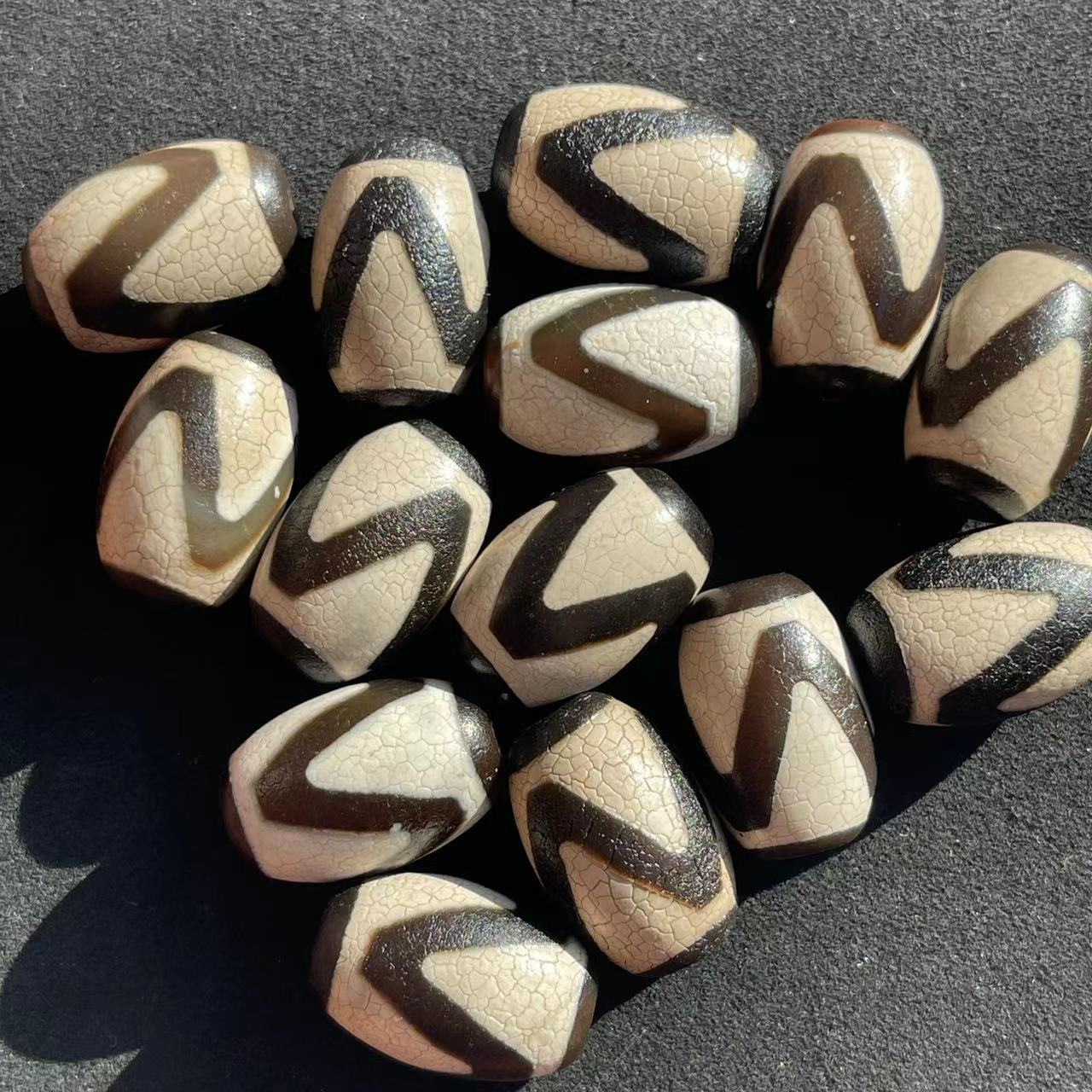 1:Black and white tiger tooth dzi beads 22*15