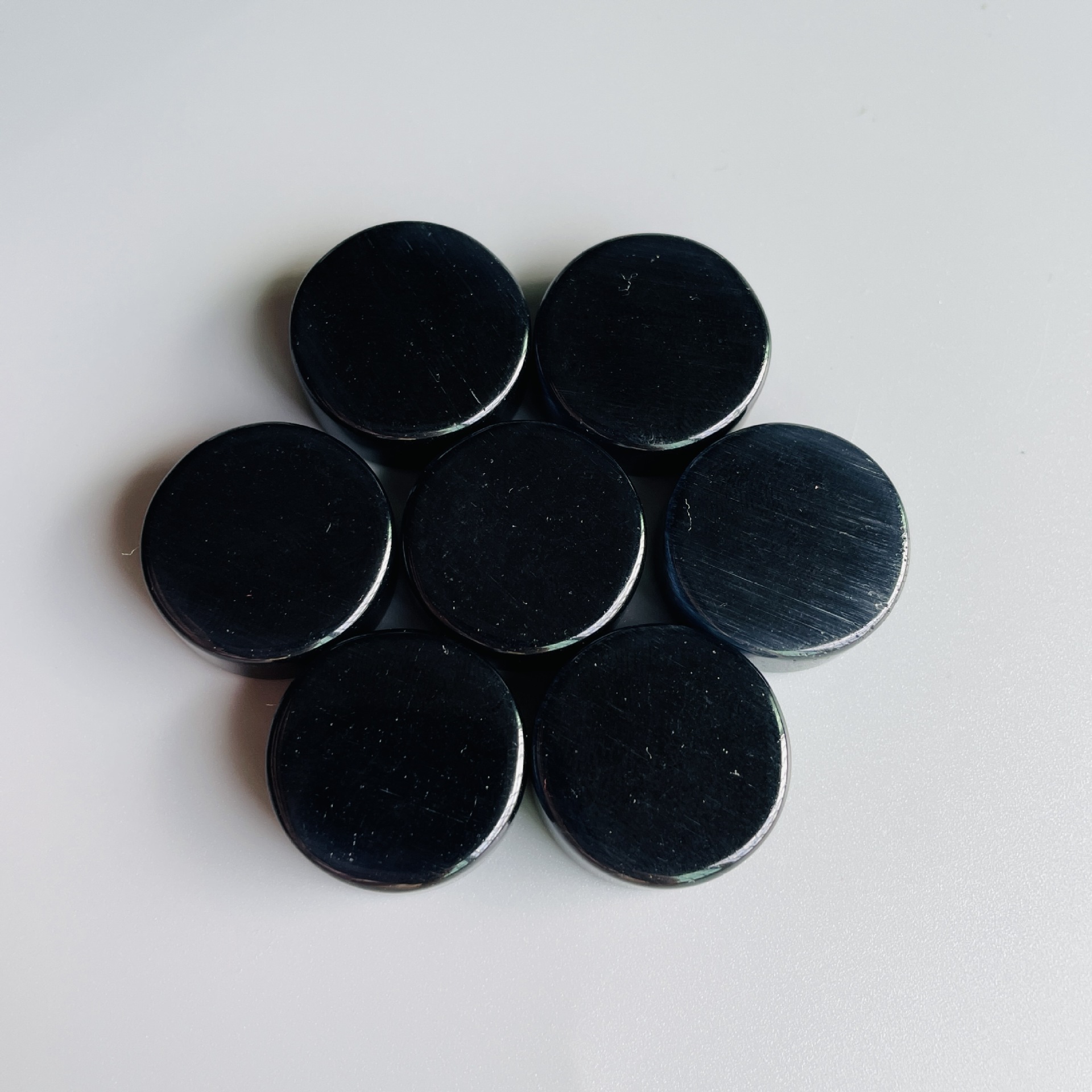 1:Black cat s eye stone 