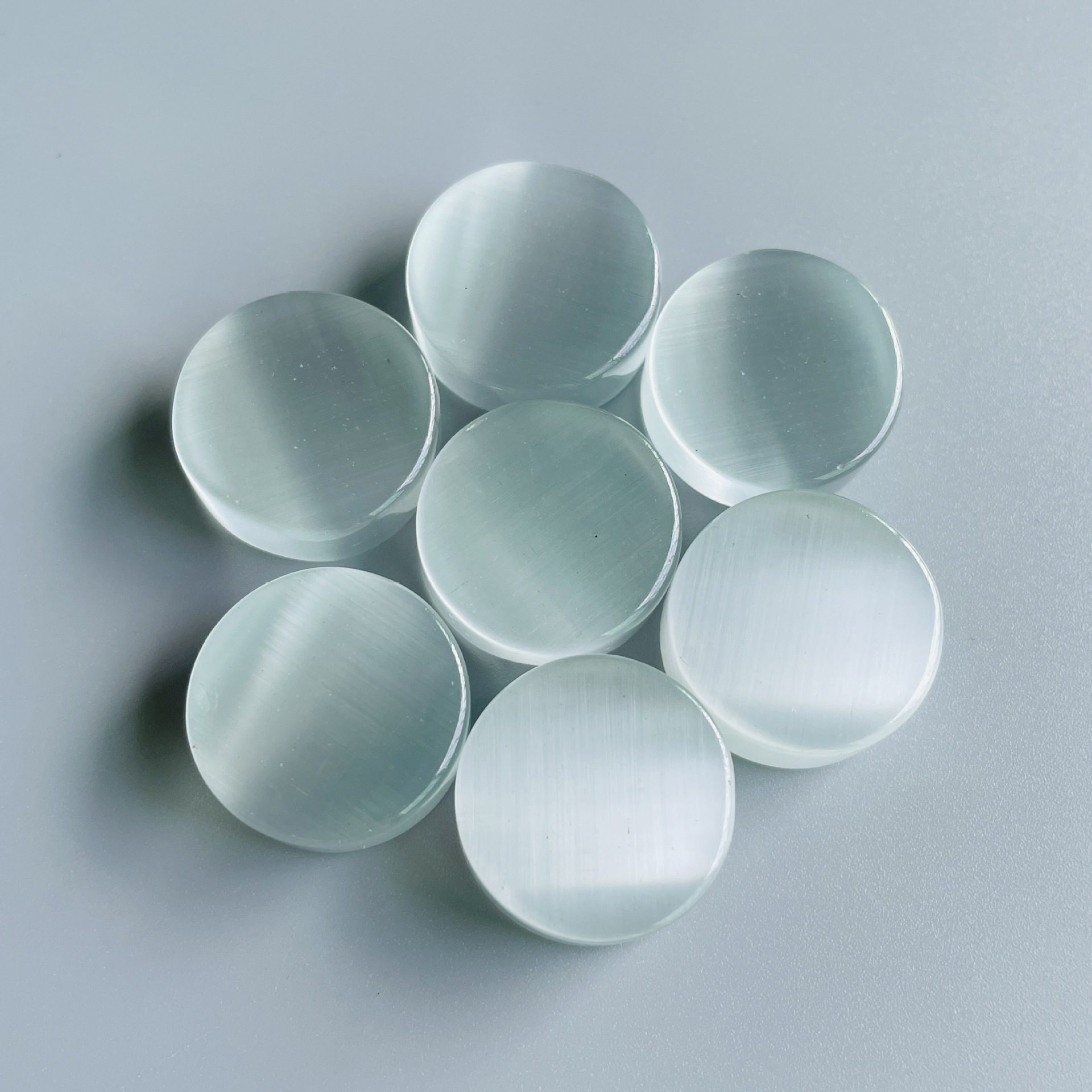 2:White cat s eye stone 