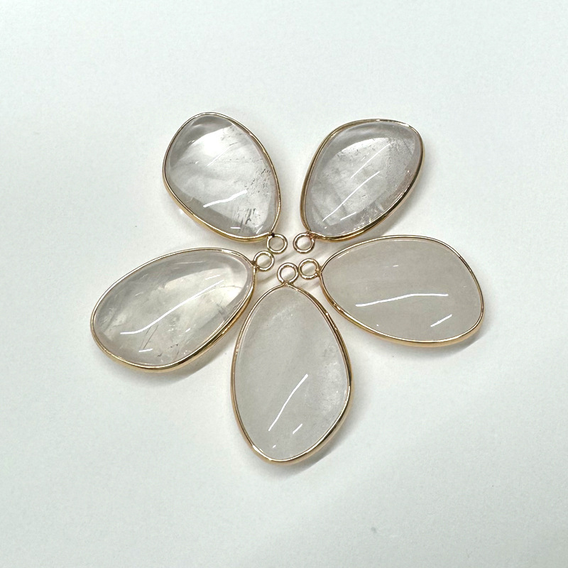 1:A white crystal