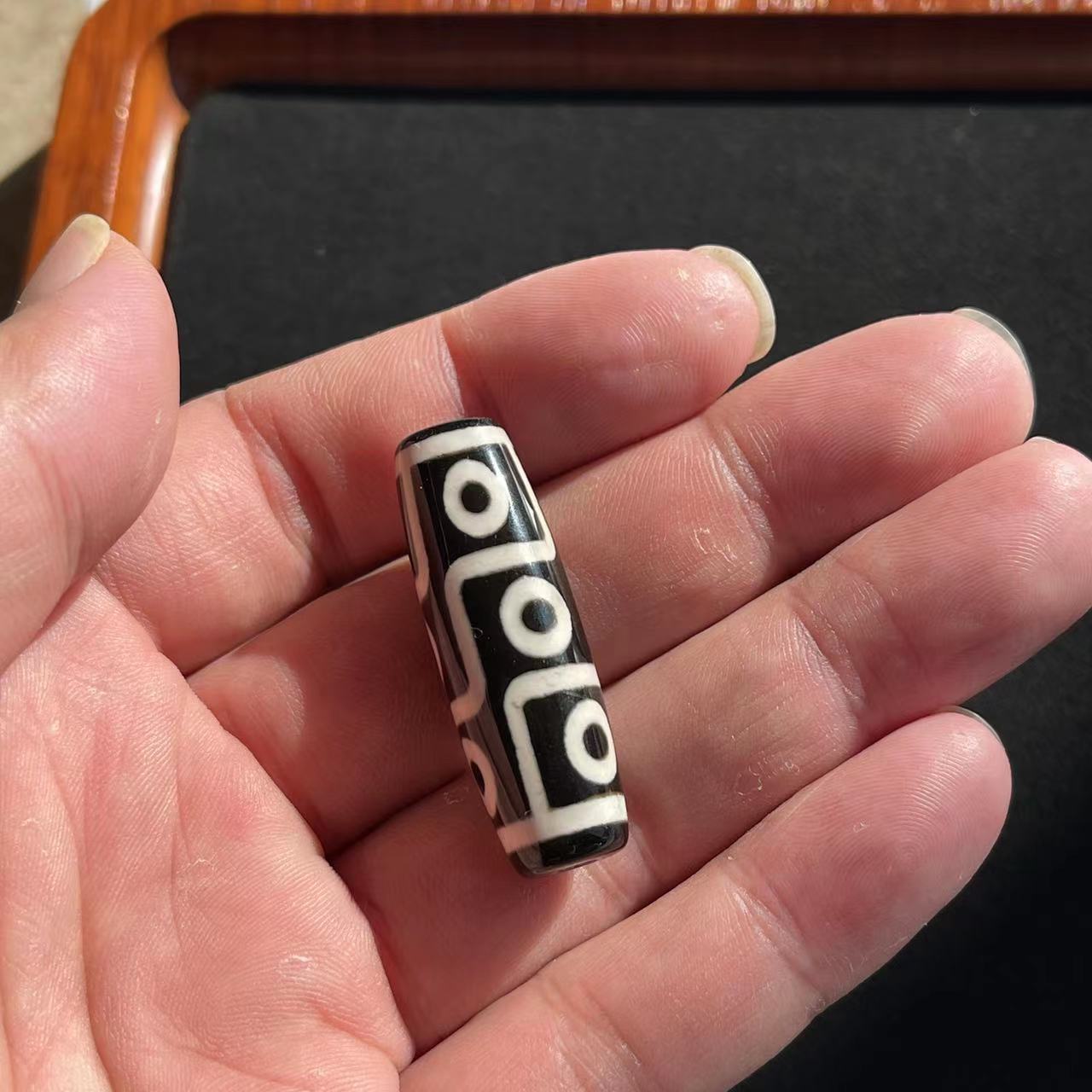 Black and white nine eyes sky beads