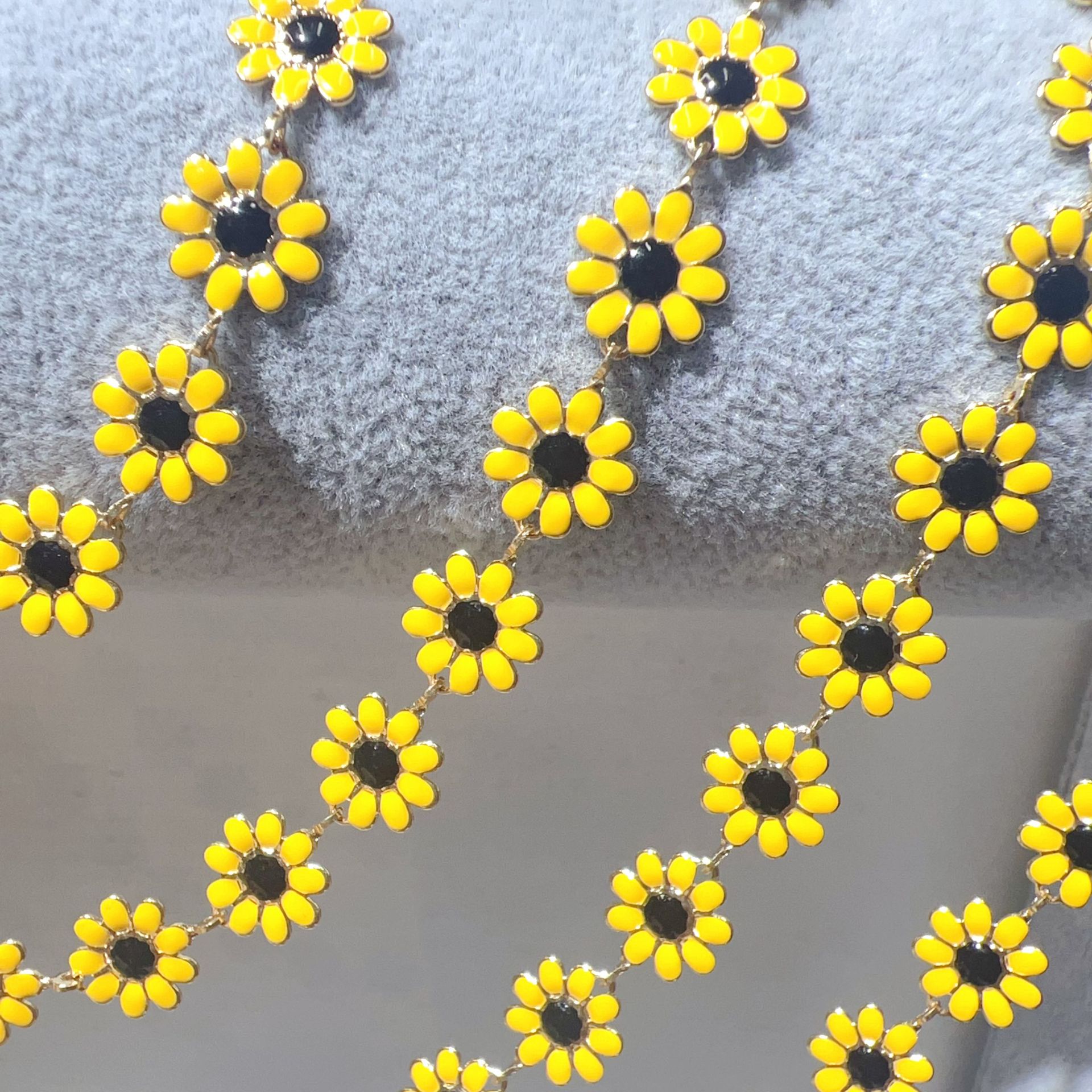 4:Yellow flowers; white k