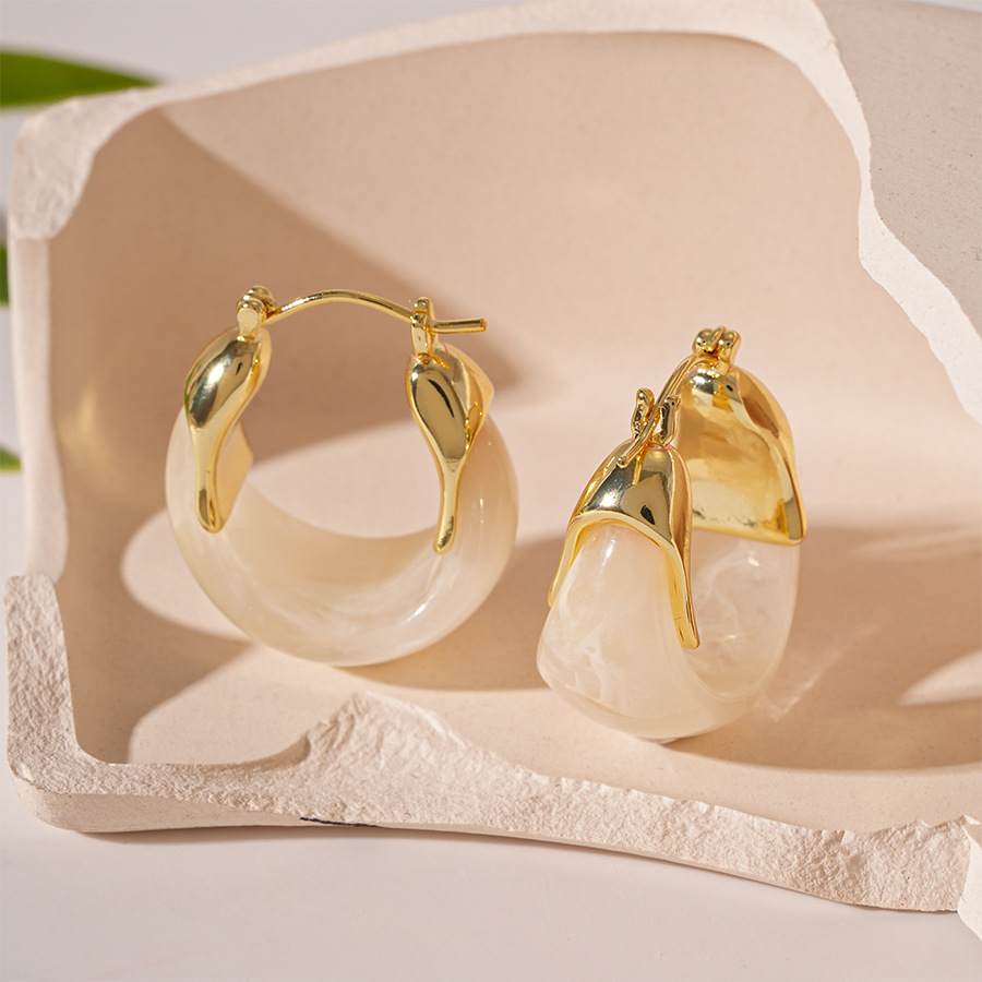 2:White resin u-shaped earrings