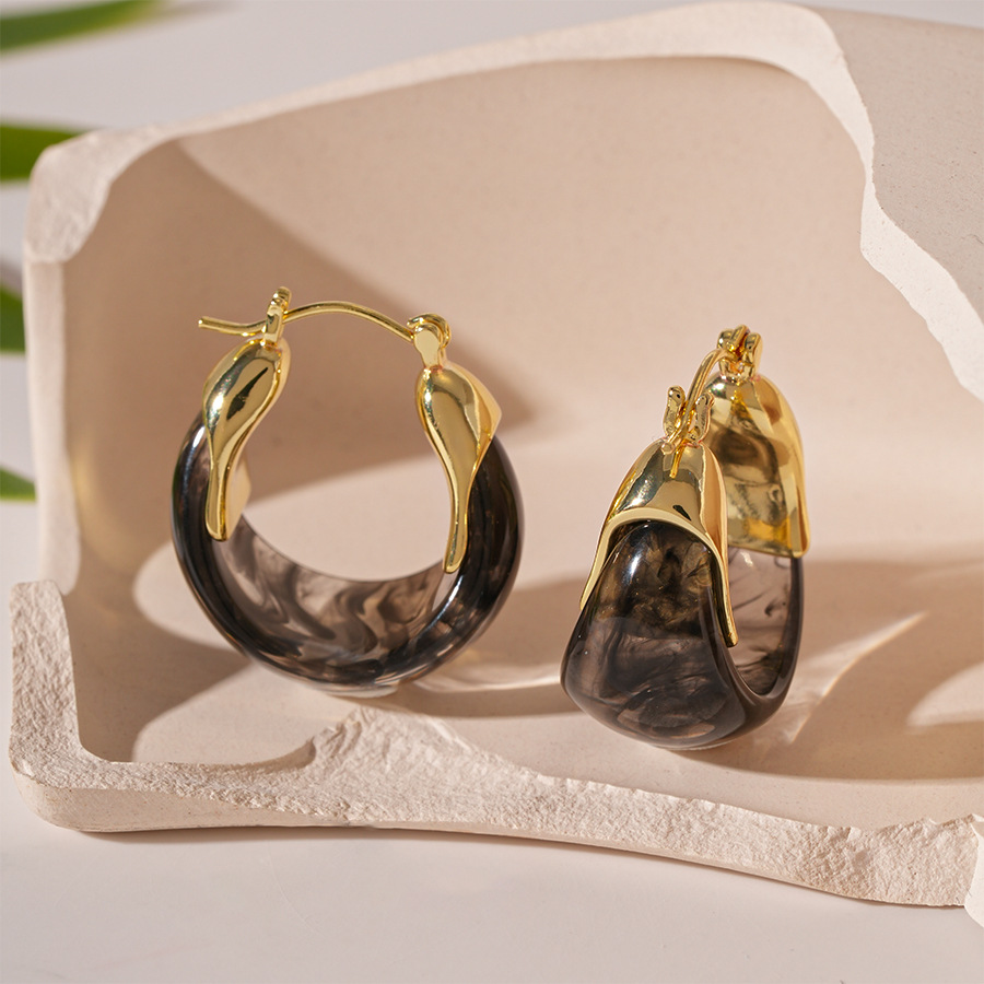 3:Black resin u-shaped earrings