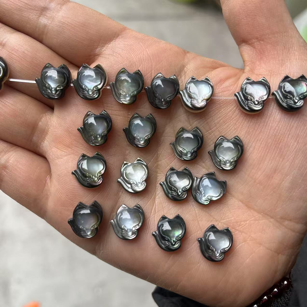 1:Black butterfly shell