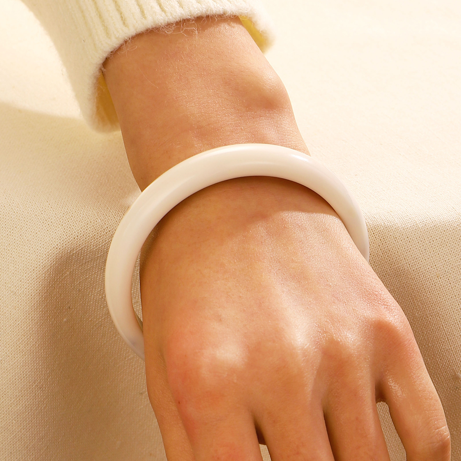 5:Acrylic bracelet white n-408