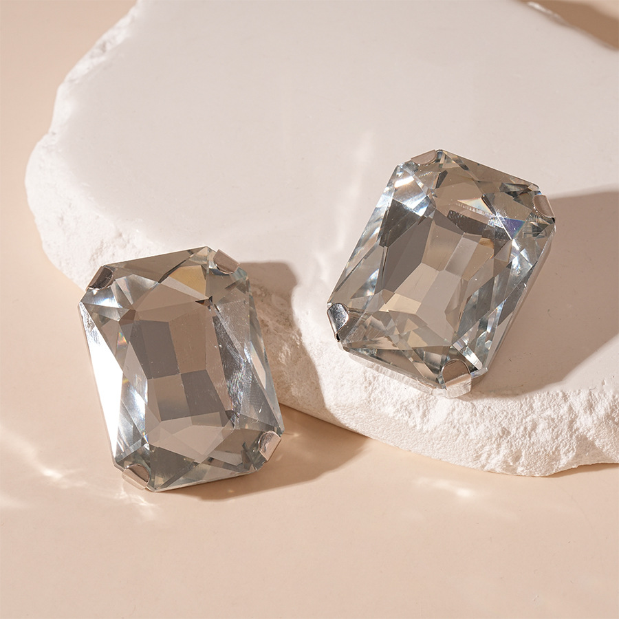 Silver - Stud earrings以上翻译结果来自有