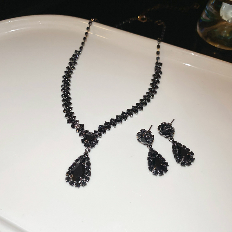 3:2 Piece Gun Black Diamond Drop Necklace