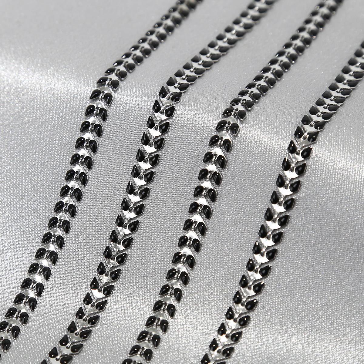 4:Steel color chain-black dripping oil