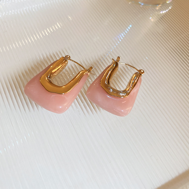 6:Pink U-shaped earrings