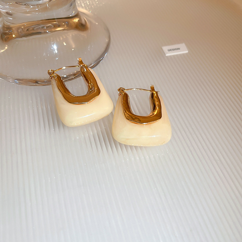 4:Milk white U-shaped earrings