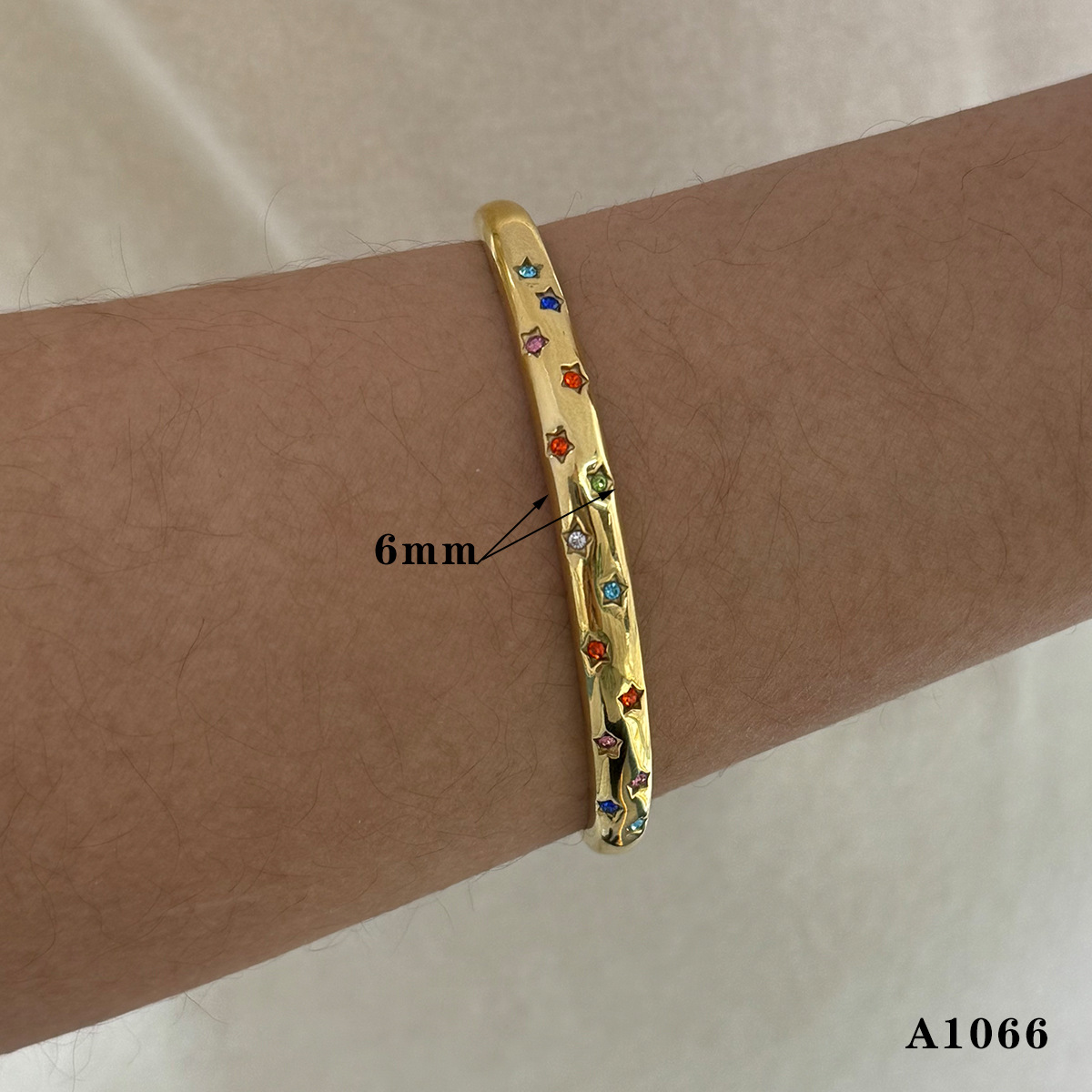 7:Gold colored diamond bracelet a1066