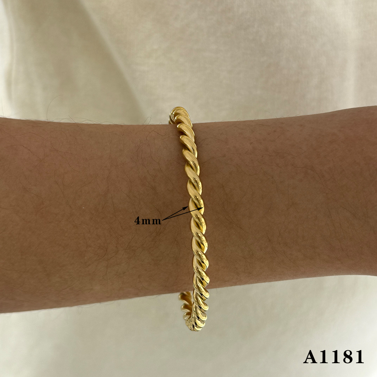 9:Gold bracelet a1181