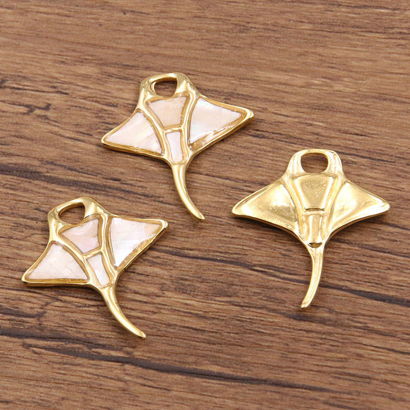 6:Manta rays  25X29mm 2.2g