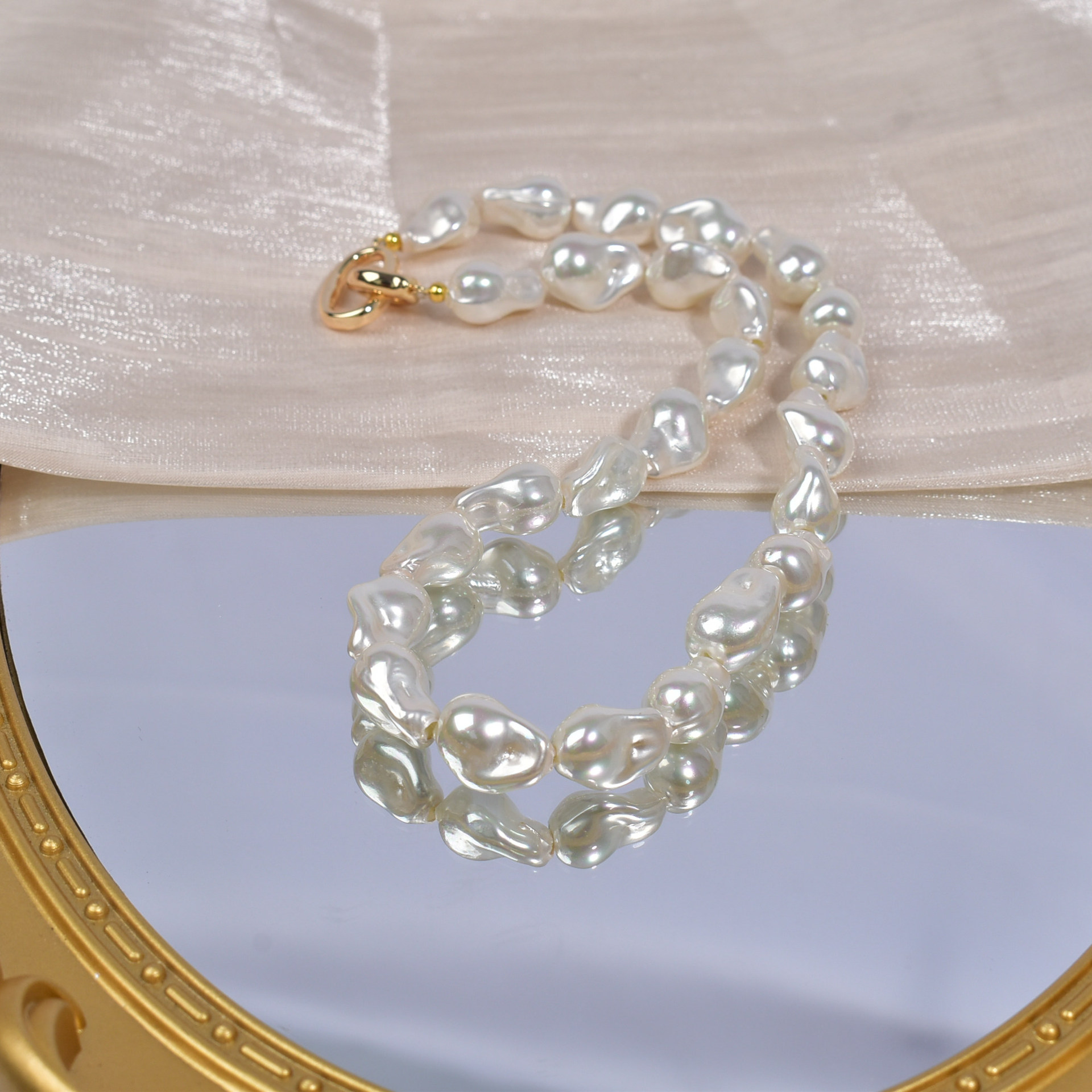 1:Imitation fishtail white about 12x15mm