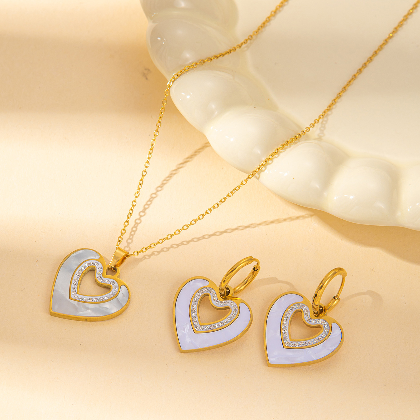 White shell heart-shaped diamond necklace earrings