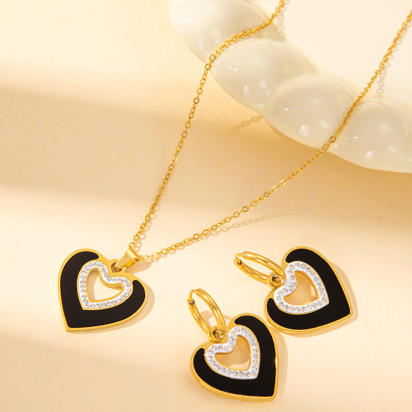 Black shell heart shaped diamond necklace earrings