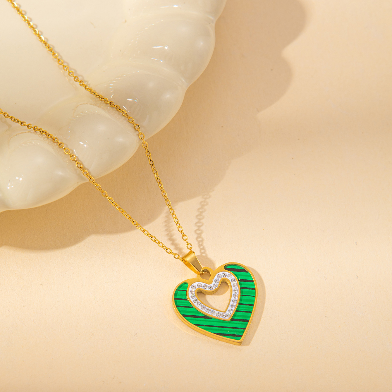 Green shell heart-shaped diamond necklace