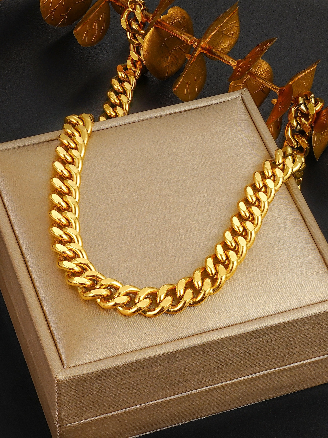 Necklace gold