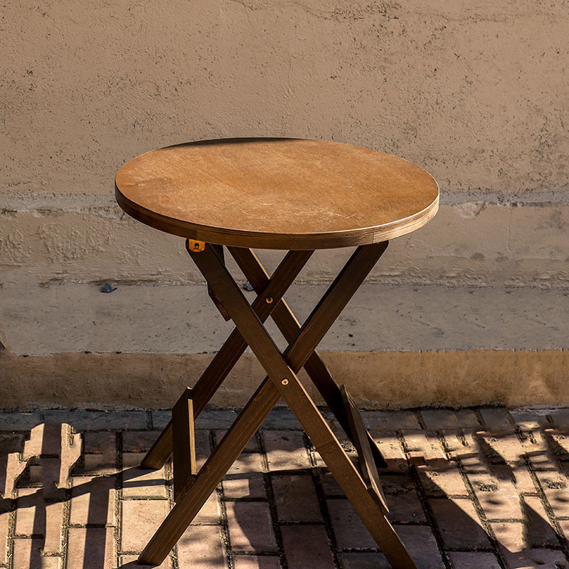 Folding round table (no installation required)