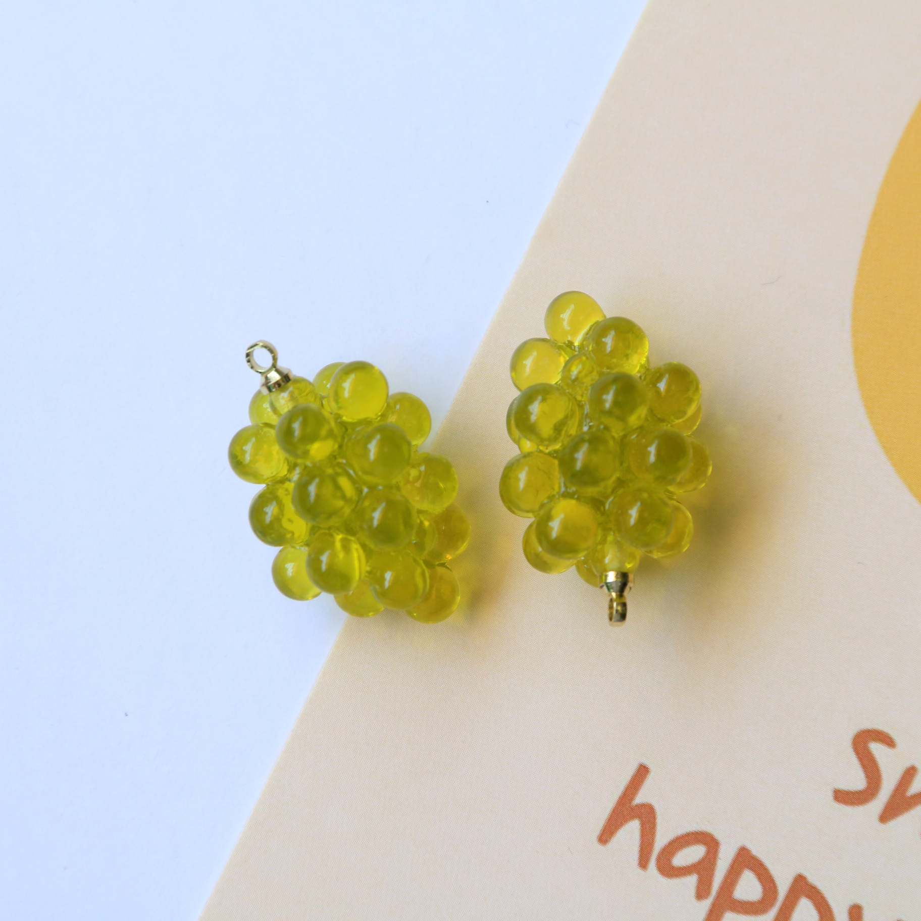 1:A transparent green grape