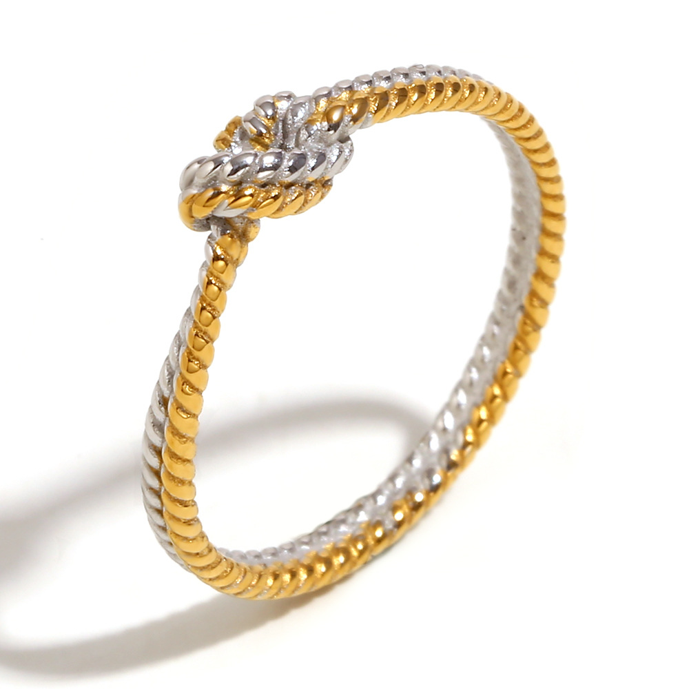 Knotted twist ring. - Two-tone. - Size 7