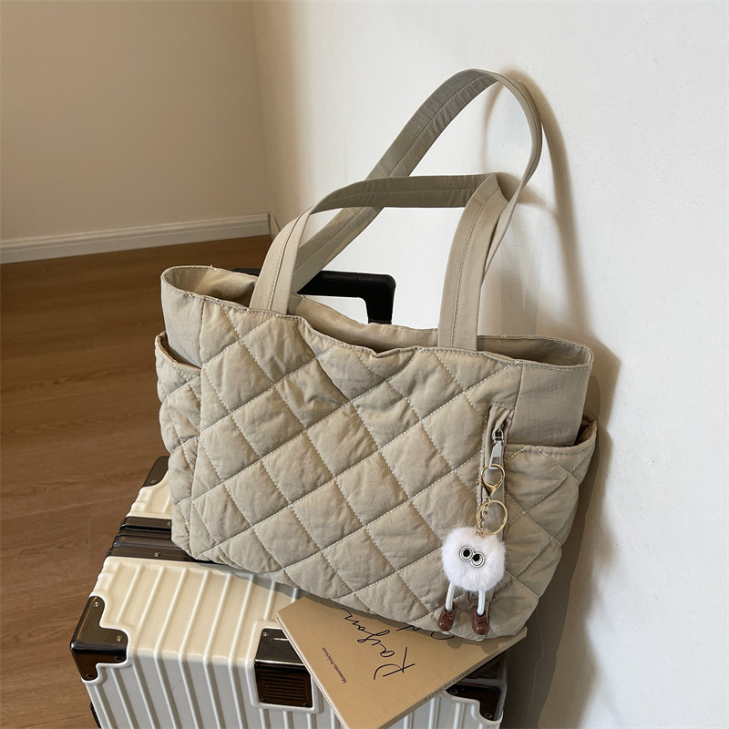 Off-white with pendant