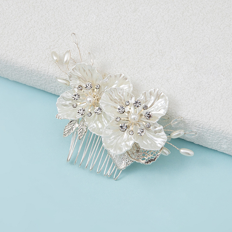 White flower comb
