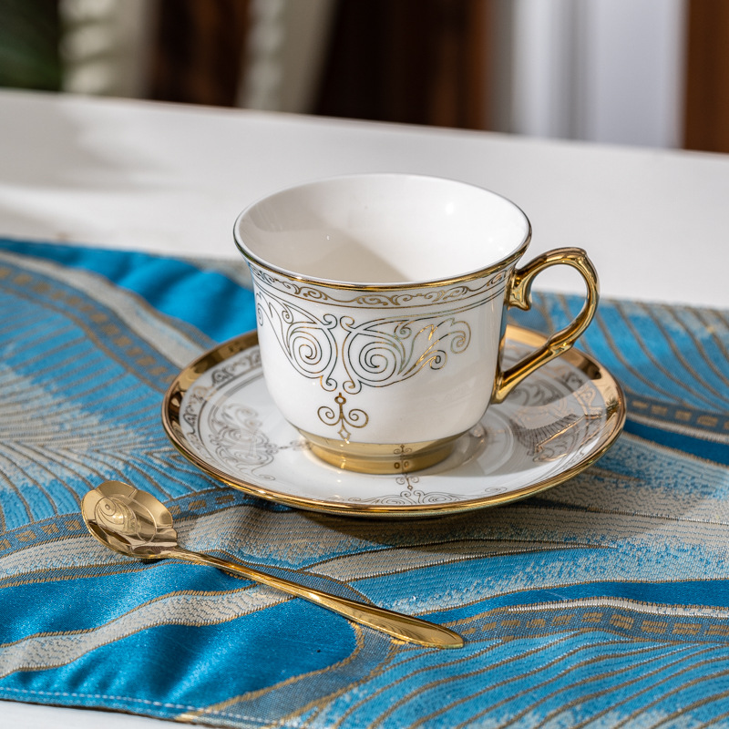 Golden crown, 1 cup, 1 plate, golden spoon