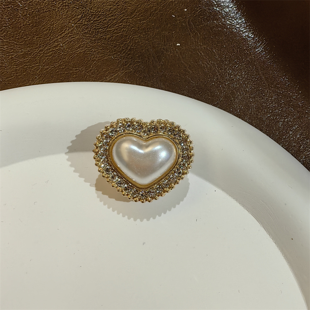 1:Love pearl shoelace buckle