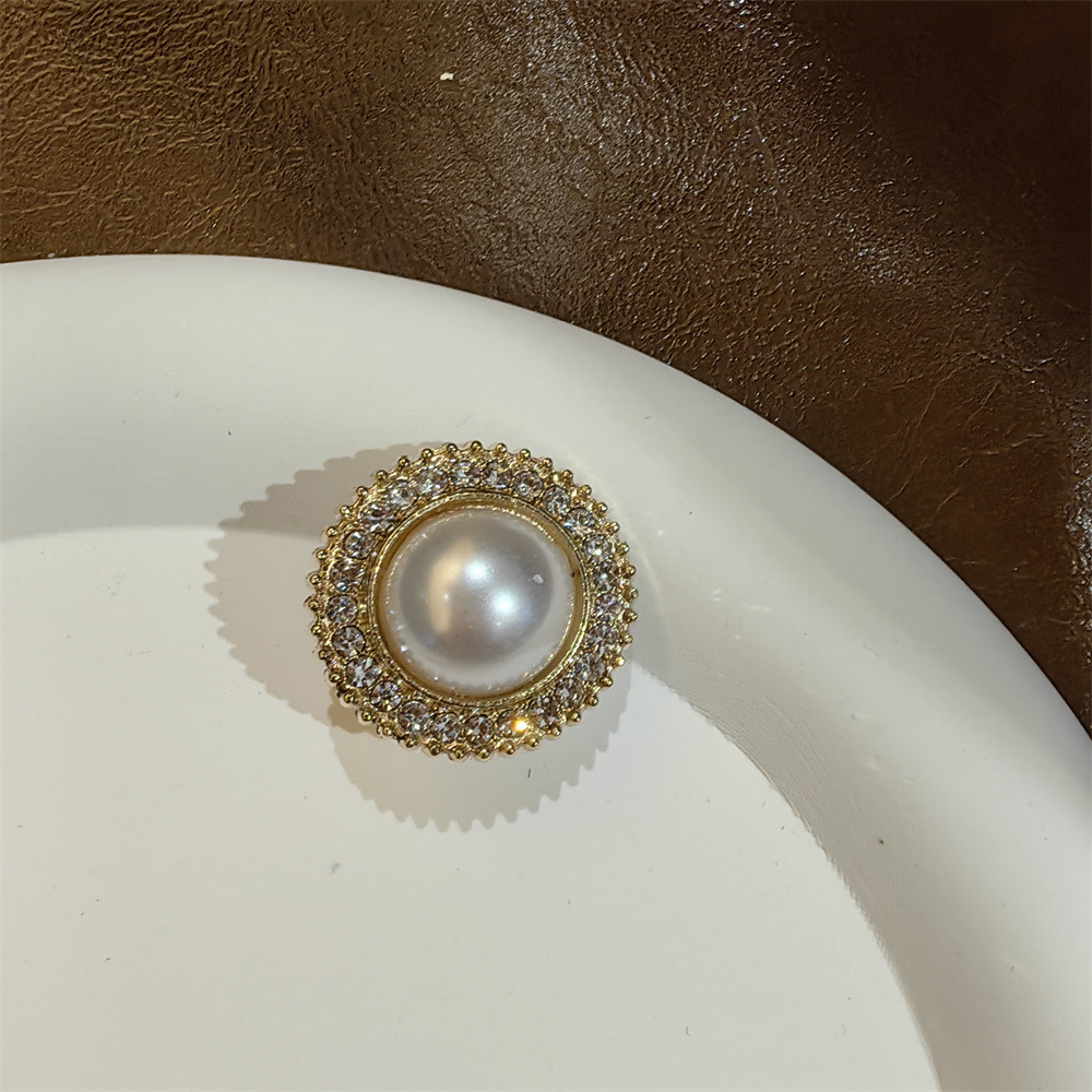 3:Diamond round pearl shoelace buckle