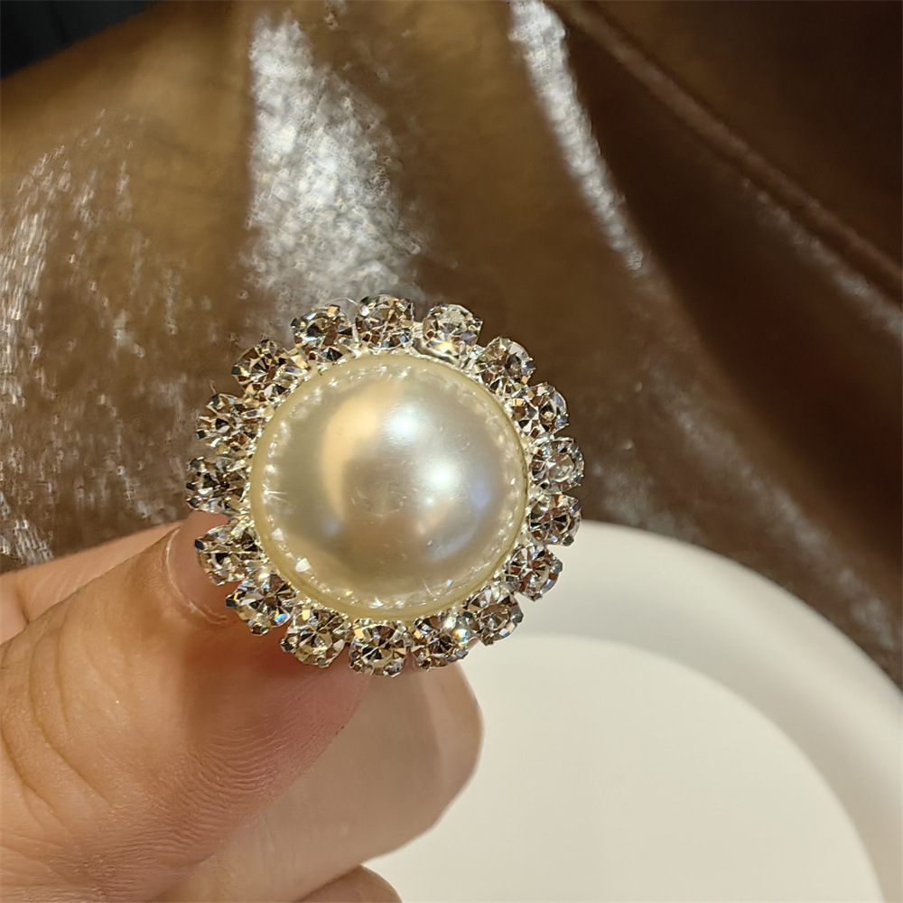 4:White pearl shoelace buckle