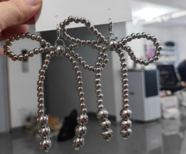 26:Medium silver bow shoe flower string (2 cards)