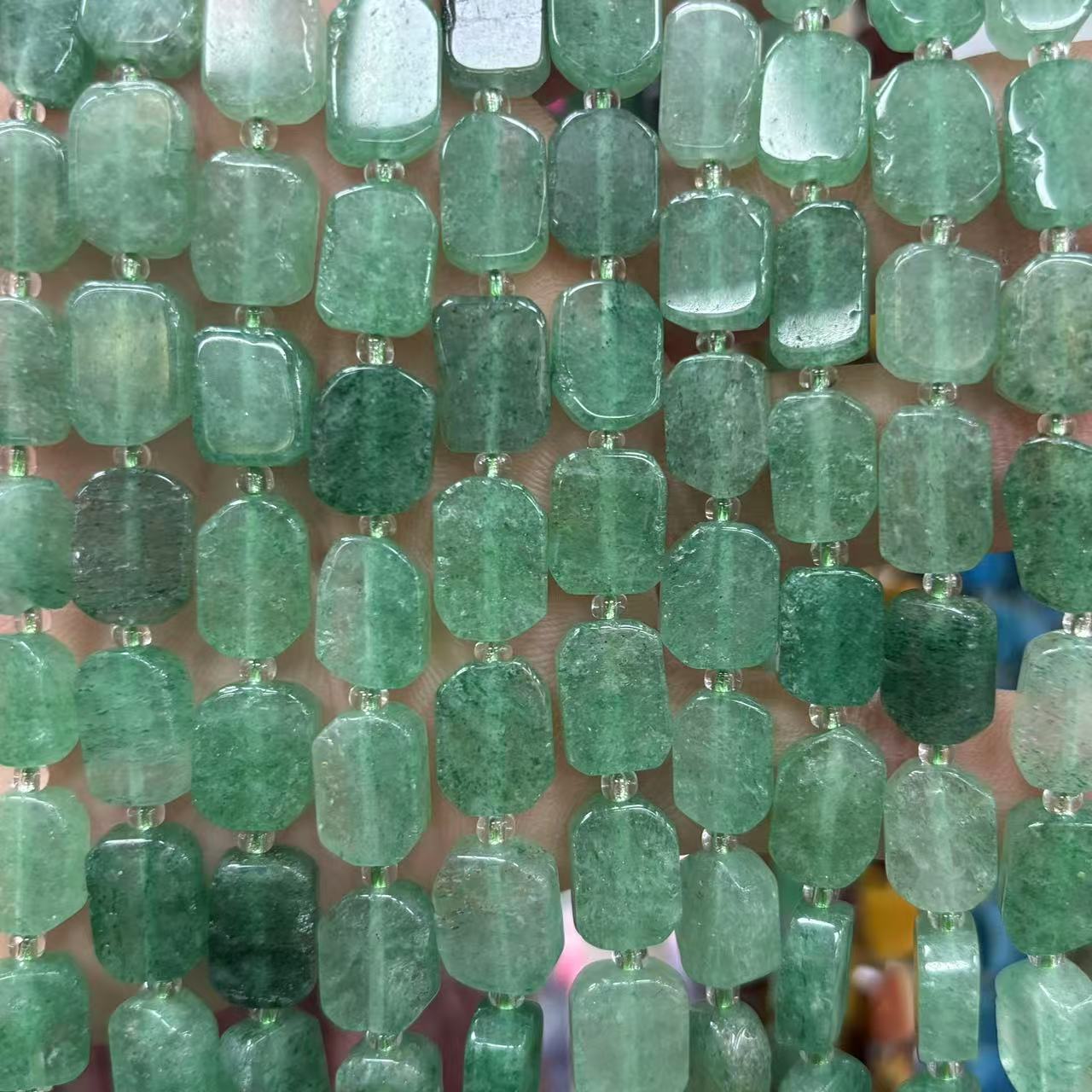 Green strawberry 8x12mm (about 28 pieces)