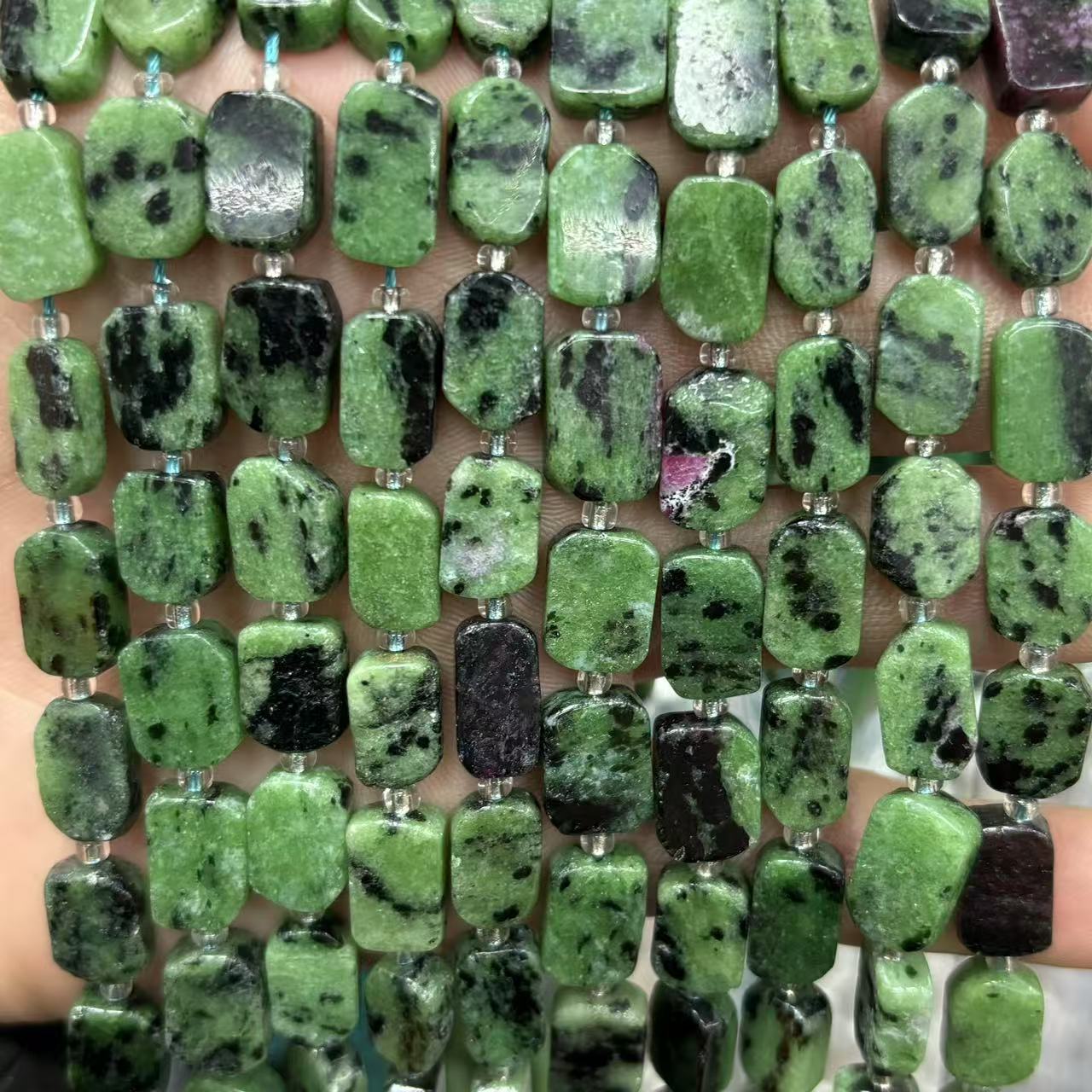 Red and green treasure 8x12mm (about 28 pieces)