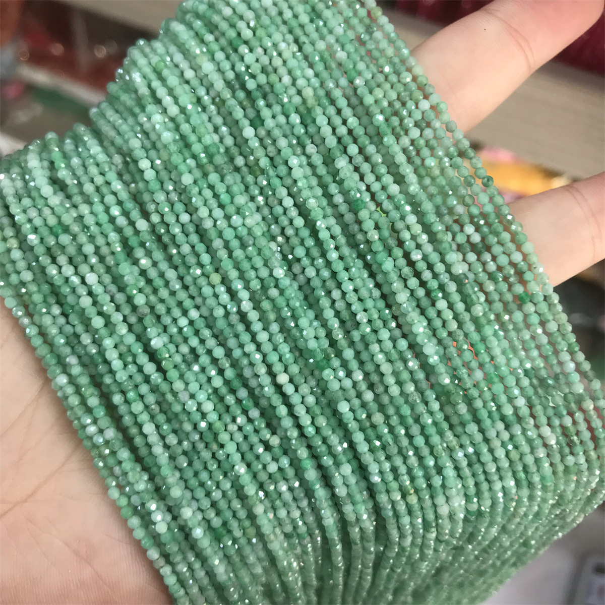 1:2mm faceted bead emerald