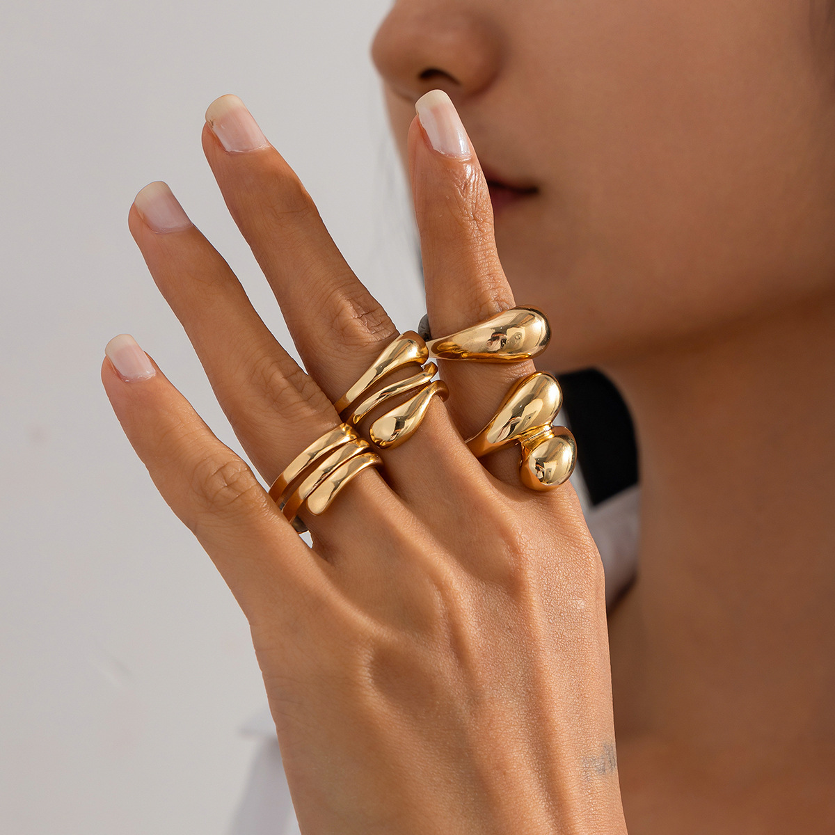 7:05 ring light gold 5680