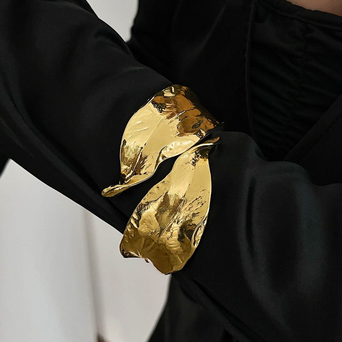 3:02 bracelet light gold 2557