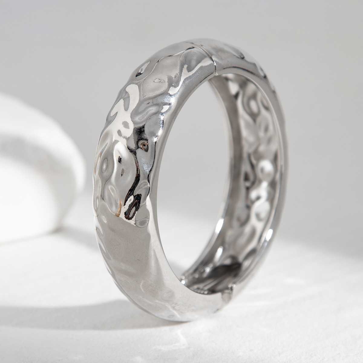 7:04 bracelet white k 2543