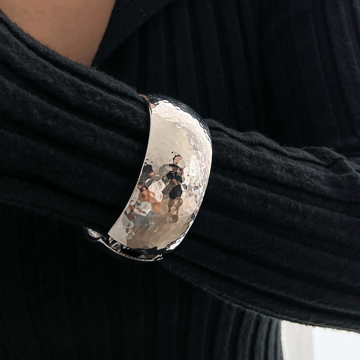 11:06 bracelet white k 2539