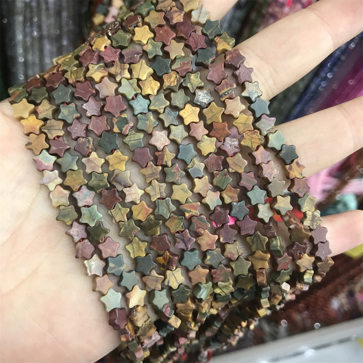 32-red pine/picasso 6mm star shape, about 70 piece
