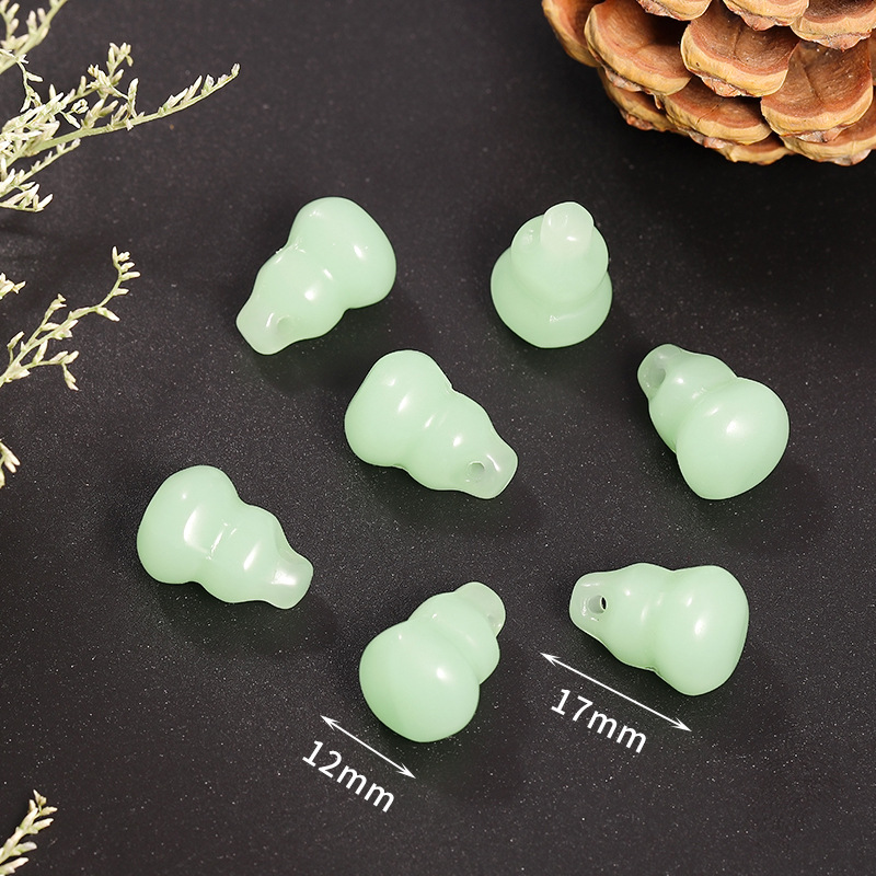 15:16 light green gourd pendant 12 * 17mm