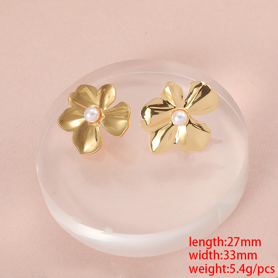 3:Flower inlaid pearl earrings