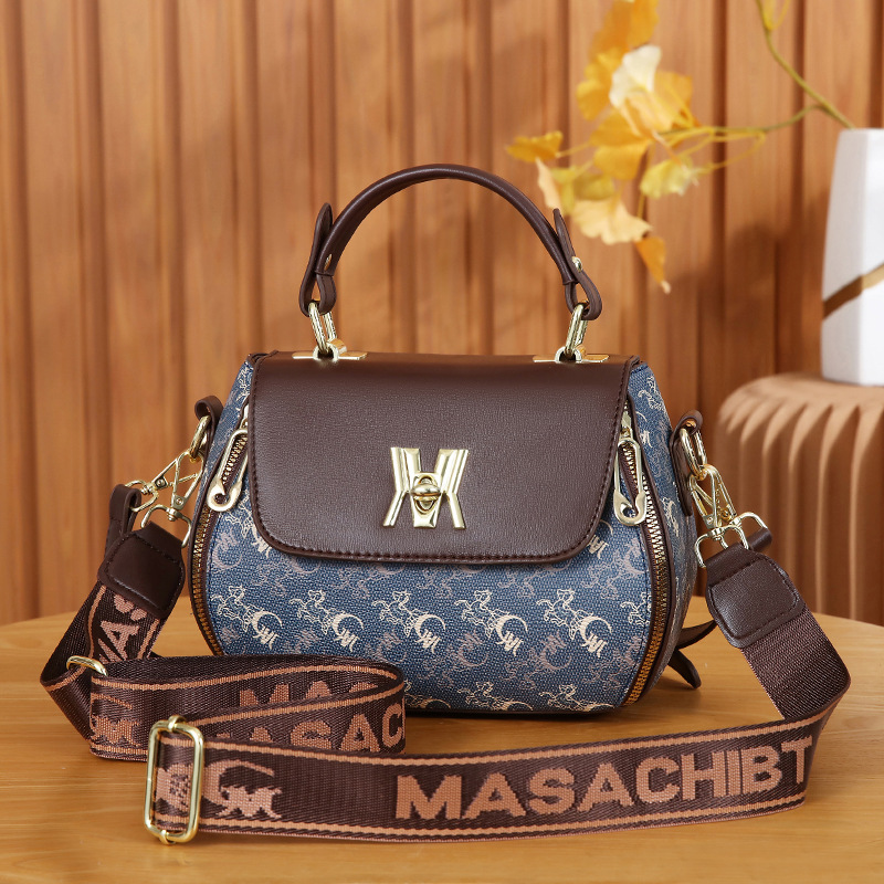 Horse-drawn carriage - blue