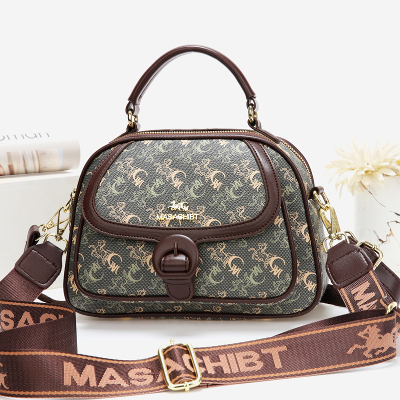 Horse-drawn carriage-green