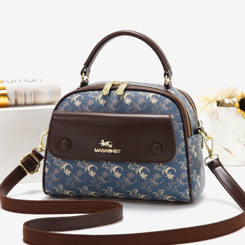 Horse-drawn carriage - blue