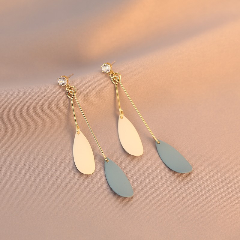 【535】 Long leaf-shaped earbuds
