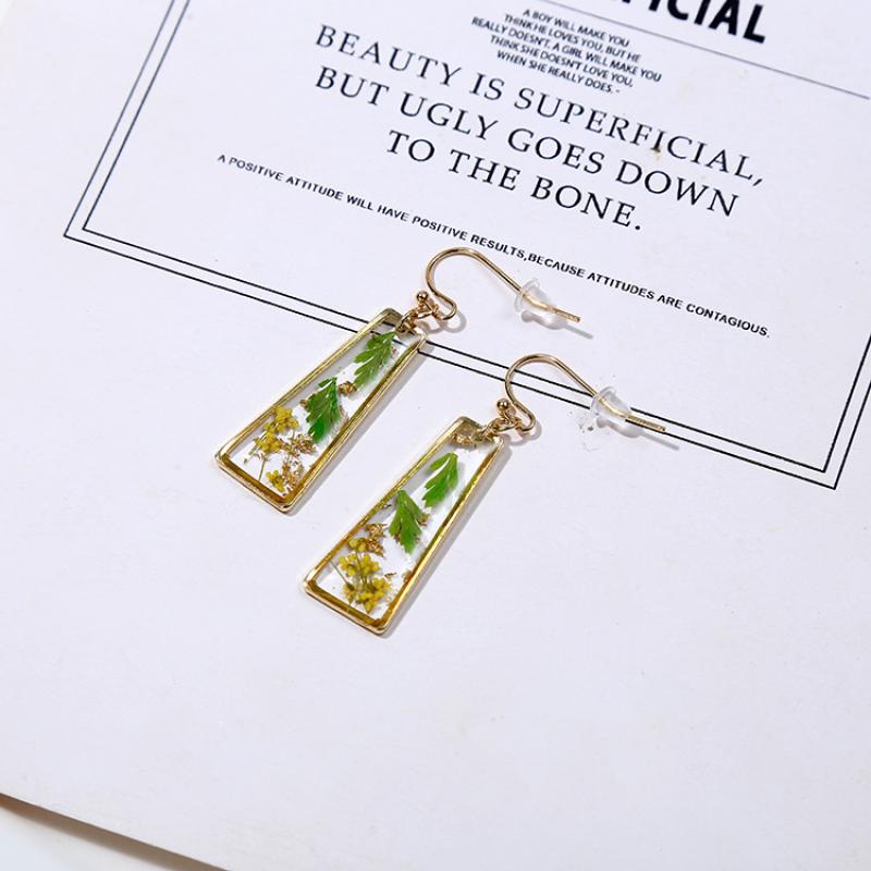 1:2 Transparent Leaf Lace Trapezoid Earrings