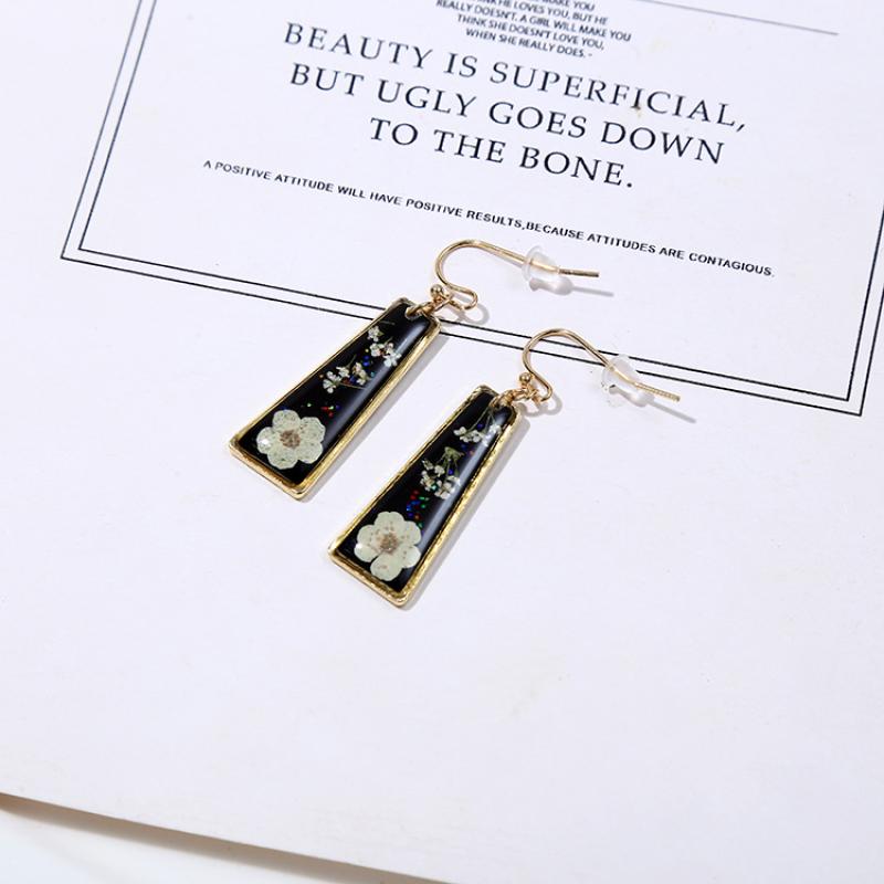 2:3 Black Narcissus Lace Trapezoid Earrings